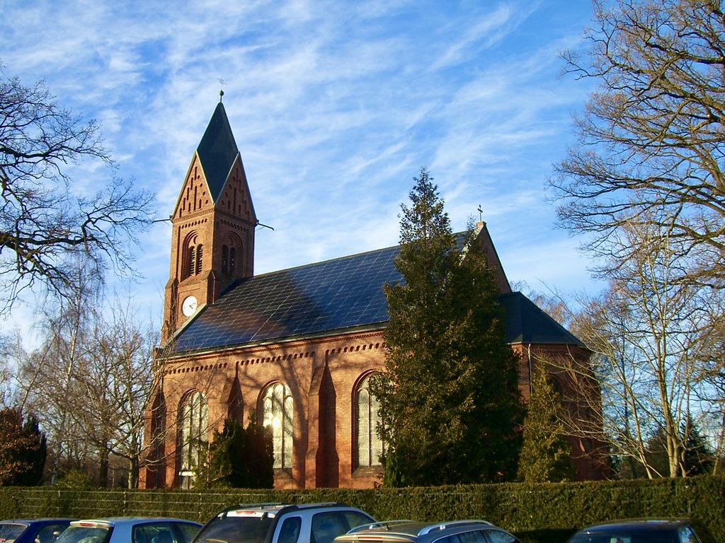 Kirche im Abendlicht mit Solarmodulen auf dem Dach