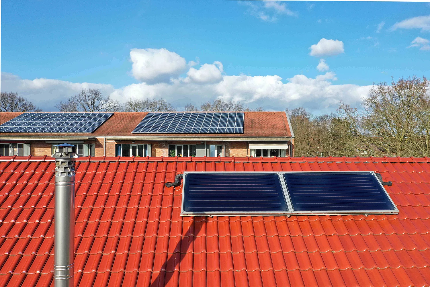 Zwei Solarkollektoren auf einem roten Ziegeldach