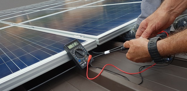 Techniker testet mit Messgerät die Leistung eines Solarpanel