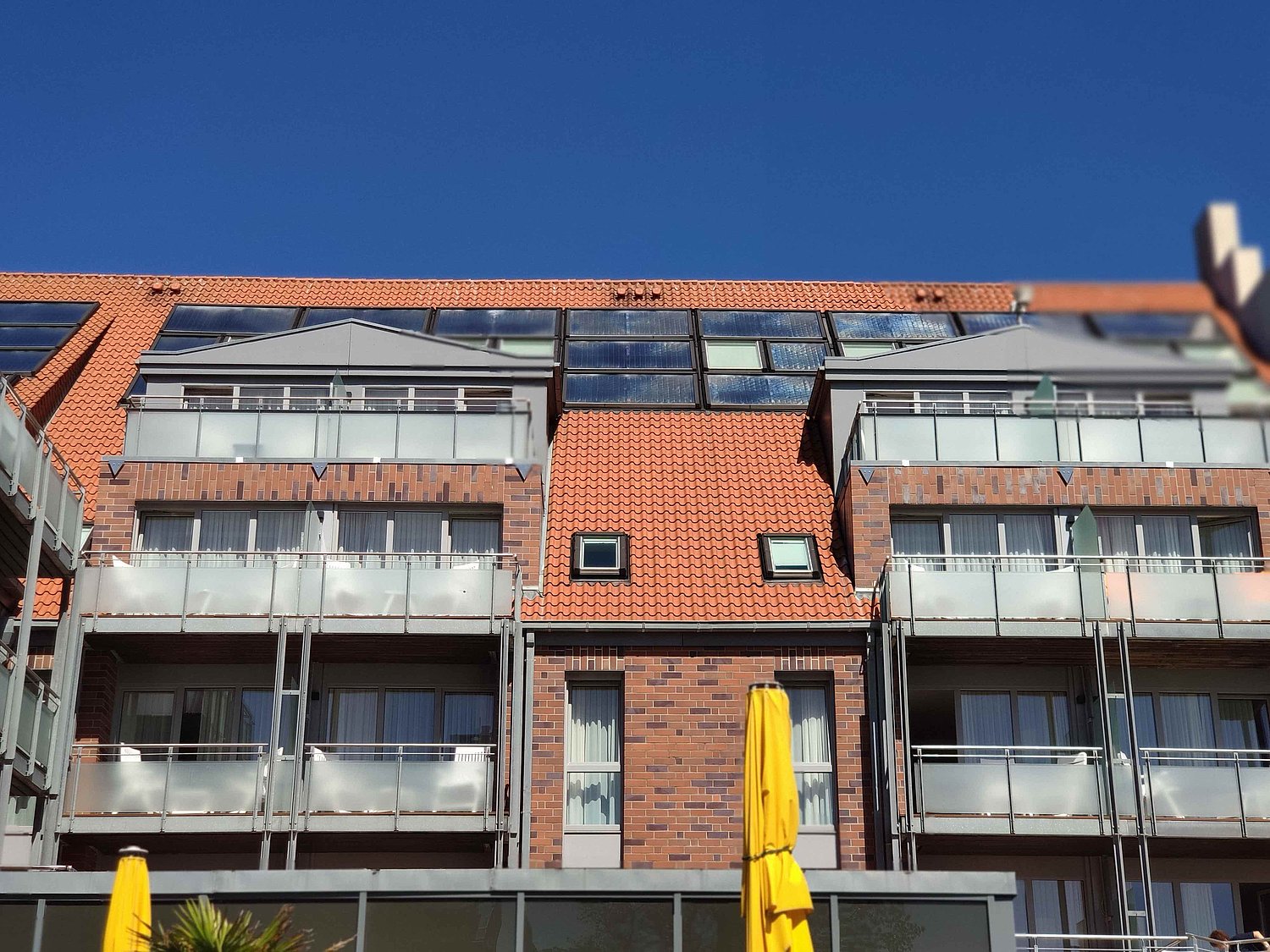 Solarthermie-Anlage auf dem Dach eines Mehrfamilienhauses
