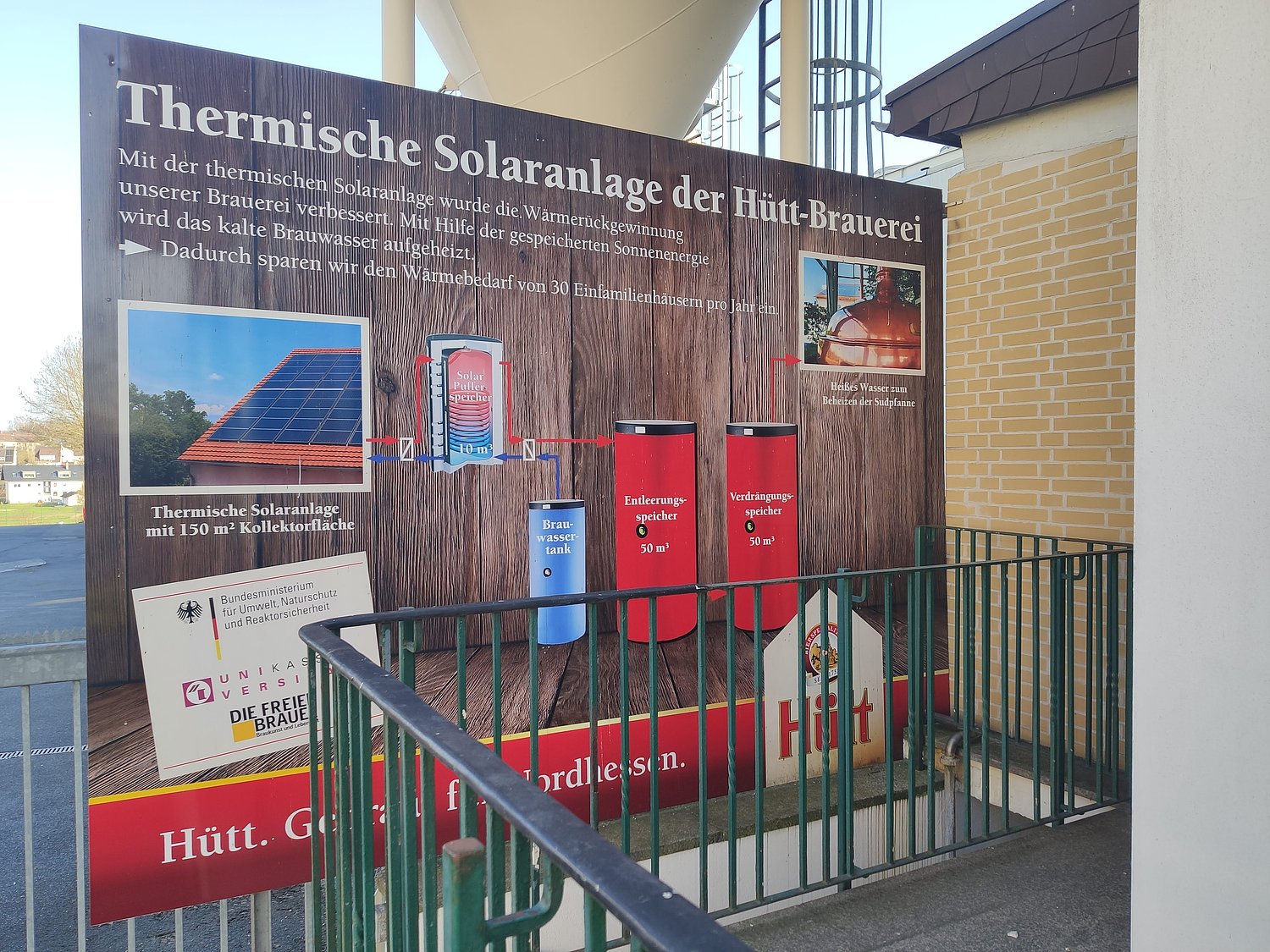 Schild das zeigt, wie Bier mittels Solarthermie gebraut wird