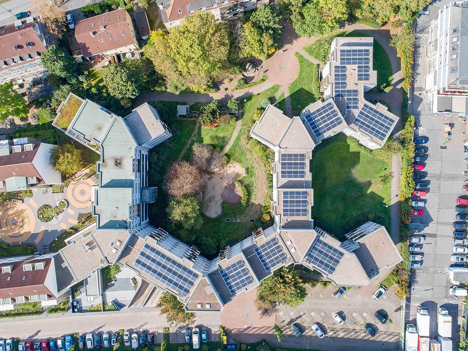 Obenansicht Solaranlage auf Wohnblock 